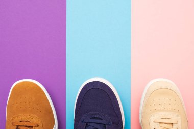 Üç çift ayakkabı renkli arka plan üzerinde