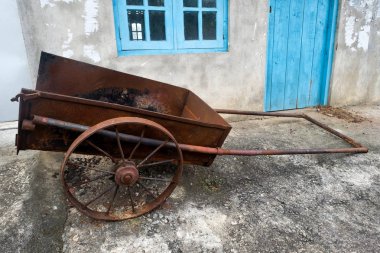 Evin yakınında duran iki whells ile eski çiftlik arabası.