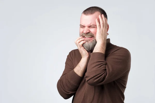 Hombre sintiendo dolor que sufre de dolor de muelas malo . — Foto de Stock