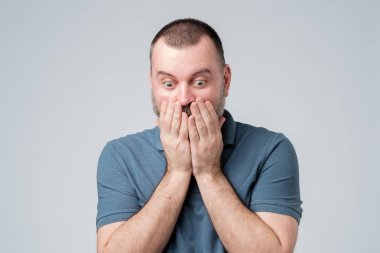 Korkmuş olgun erkek ağız kapakları ve aşağı bakar