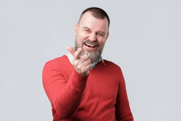 Man in red sweater pointing his finger at you — Stock Photo, Image