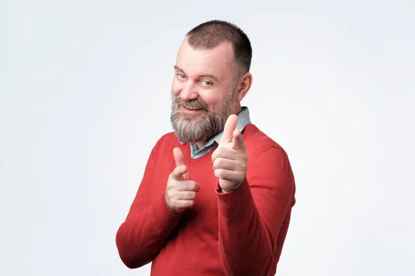 Man in red sweater pointing his finger at you — Stock Photo, Image