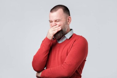 Kırmızı kazak olgun adam iyi bir ruh hali içinde olmak, komik şaka mutlu güler