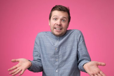 adam ben hiçbir fikrim jest, omuz silkme ve el kaldırarak gösteren