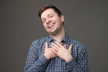 iltifat almak için mutlu olmak gülümseyen adam