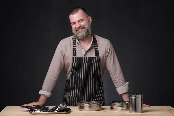 Chef barbudo mostrando diferentes especias que utiliza . —  Fotos de Stock