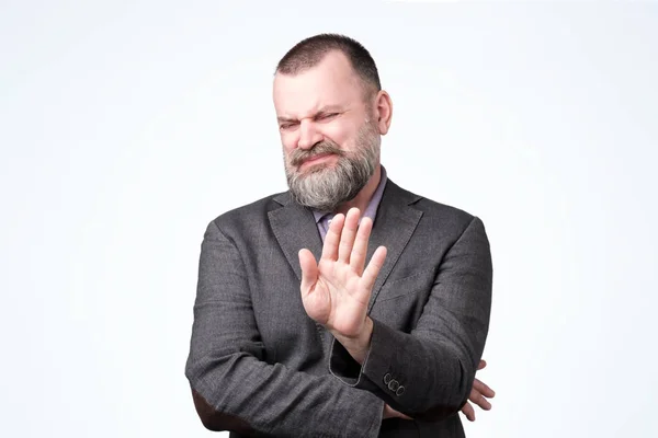 Красивий зрілий чоловік з бородою робить знак зупинки — стокове фото