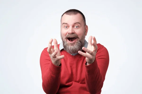 Mature bearded guy achieves big effective results — Stock Photo, Image