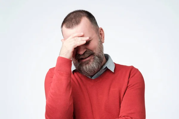 Hombre maduro haciendo gesto facial, cubriendo los ojos . — Foto de Stock