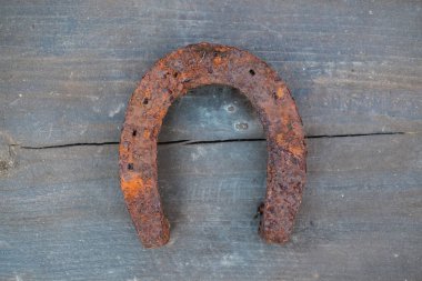 İyi şans sembolü olarak eski paslı at nalı