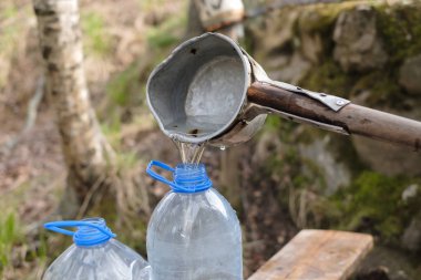 Eski kuyudan su çeken kepçe kullanan Kafkas adam