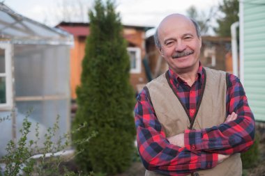 Köyde evin arka planda yelek yaşlı adam