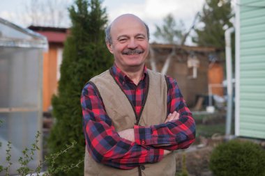 Köyde evin arka planda yelek yaşlı adam