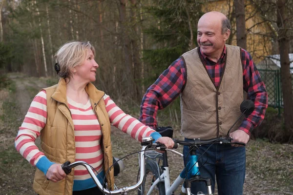 Nöjd äldre Senior par cykling i Park — Stockfoto