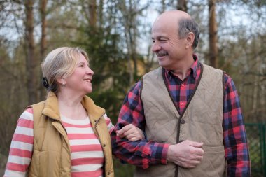 mutlu yaşlı kıdemli çift Bisiklet Parkı'nda