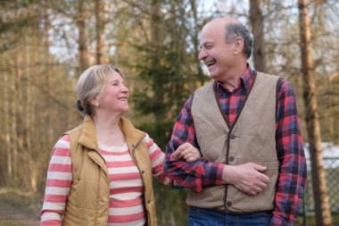 mutlu yaşlı kıdemli çift Bisiklet Parkı'nda