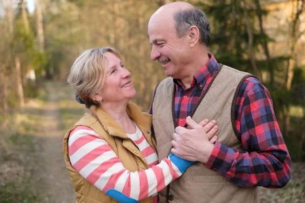 Glückliches älteres Seniorenpaar radelt im Park — Stockfoto