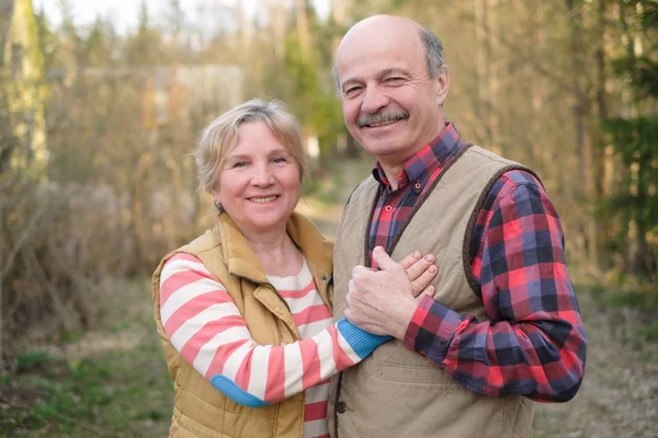 Seniorin und Mann gehen in Park spazieren — Stockfoto