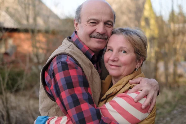 Paar umarmt sich beim Herbstspaziergang im Freien. — Stockfoto