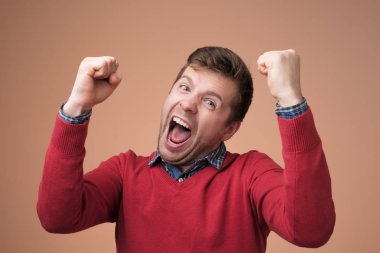 mutlu adam mutlu ve heyecanlı olmak ellerini yukarı kaldırarak