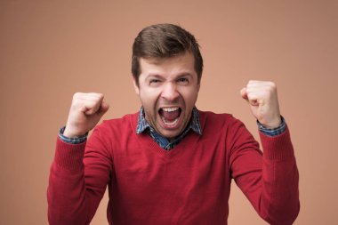 mutlu adam mutlu ve heyecanlı olmak ellerini yukarı kaldırarak