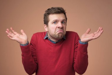 adam ben hiçbir fikrim jest, omuz silkme ve el kaldırarak gösteren