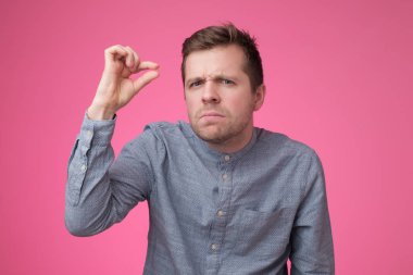 Adam parmakları yla küçük boyut göstermek küçük ölçmek göstermek, küçük azalmış fiyatlar hakkında anlatmak