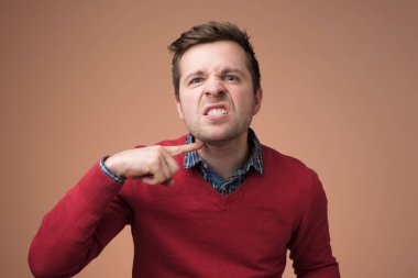 boynunda işaret parmağı ile gesturing adam