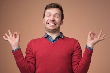 adam kaldırdı elleri ve zen jest ile meditasyon