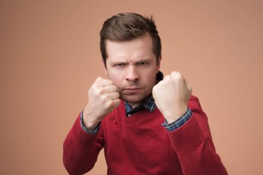 Güçlü genç kafkasyalı adam yumruklarla, saldırılarla ya da ailesini koruyan bir duruşla savaşıyor.