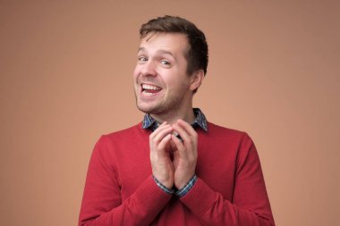 Genç Avrupalı adam haberleri merak ediyor..