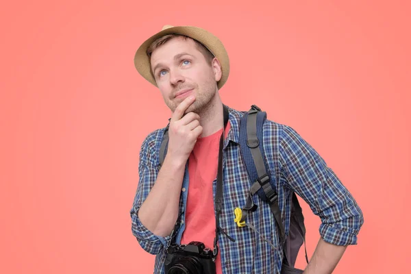 Турист в капелюсі з камерою і роздягальнями — стокове фото