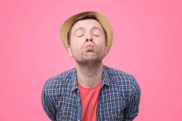 Hombre tirando de la cabeza hacia la cámara y labios plegables —  Fotos de Stock