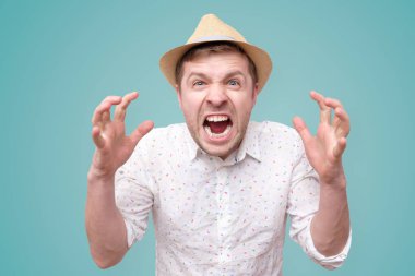 Öfkeli, öfkeli adam ağzı ile bağırarak açıldı