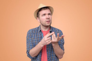 hatırlamaya çalışan hayal kurmayı düşünen adam