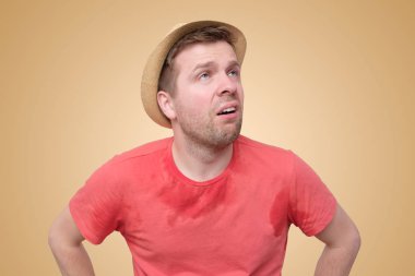 Adam terleme lekesi nedeniyle endişeli ve yorgun