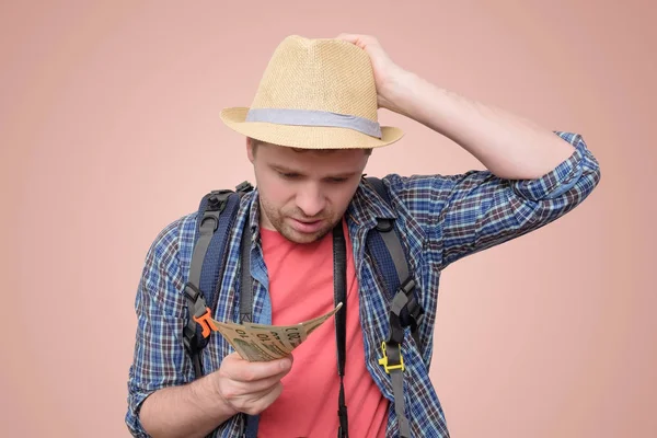 Young tourist man in summer hat holding dollars — Stock Photo, Image