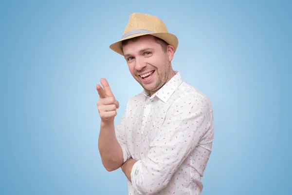 Hombre alegre en sombrero de verano apuntando alegremente a usted . —  Fotos de Stock
