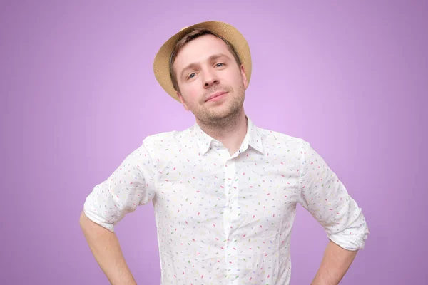 Joven contento en sombrero de verano de pie aislado sobre fondo de color —  Fotos de Stock