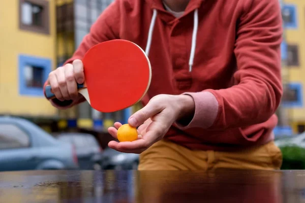Jovem caucasiano jogando tênis de mesa, ping-pong — Fotografia de Stock