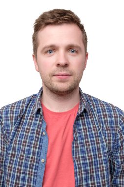 Kontrol edilmiş gömlek li ve pembe tişörtlü bir adamın resmi