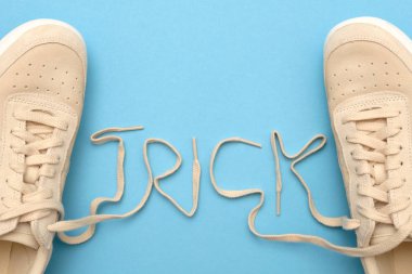 Yeni kadın Sneakers ile danteli içinde hile metin.