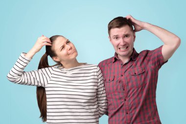 Genç çift aile bütçeleri hakkında kafa karıştırıcı düşünüyor.