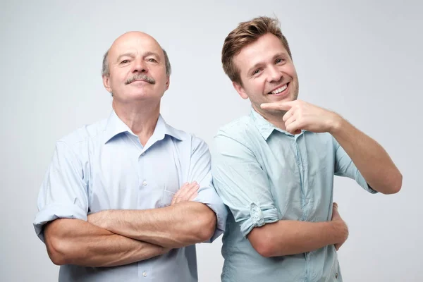 Schöner reifer Sohn ist stolz auf seinen älteren Vater. — Stockfoto