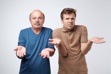 baba ve oğul karışık olduğunu gösterir gibi el kaldırın