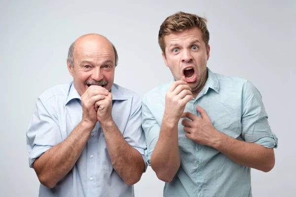 Удивительные два зрелых мужчины немного шокированы новостями . — стоковое фото