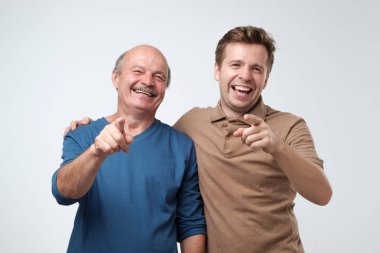 Baba ve oğlu indeks finge ile kamera işaret