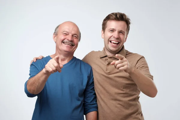 Vater und Sohn zeigen mit Zeigefinger auf Kamera — Stockfoto