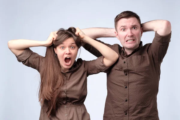 Mujer y hombre en ropa marrón están sorprendidos, sorprendidos, sorprendidos —  Fotos de Stock