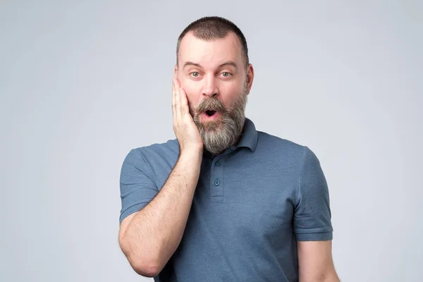 Surprised bearded man standing with open mouth. — Stock Photo, Image